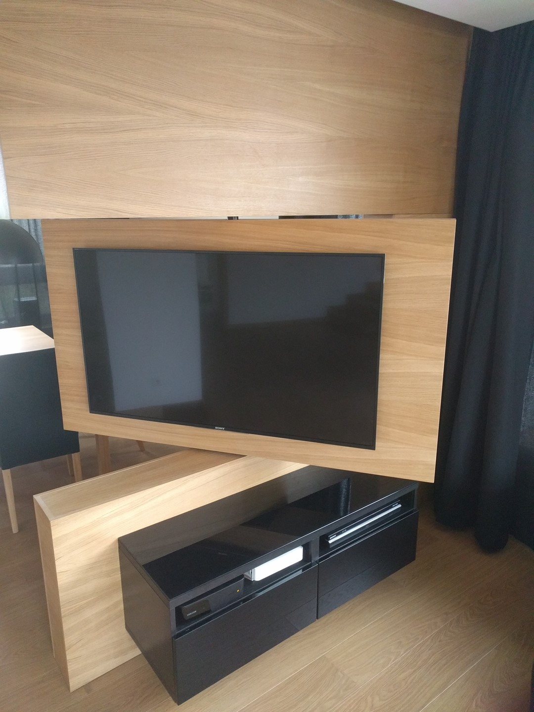 RAVELL SOT-3 ścianka z obrotowym panelem do telewizora 65''